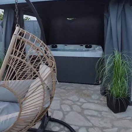 Marko 3 Bedrooms Apartment Pula